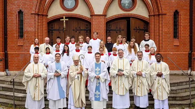 Gruppenbild nach dem Pontifikalamt zur Pfarreigründung