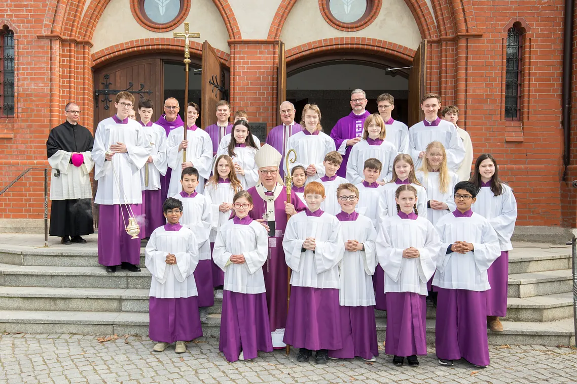 Gruppenbild nach dem Pontifikalamt anlässlich der Bischofsvisitation 2025